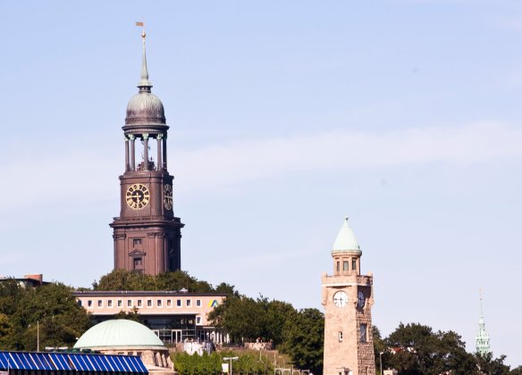 Michel von den Landungsbrücken aus gesehen