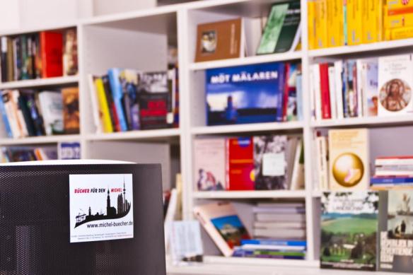 Rednerpult vor internationaler Bücherecke