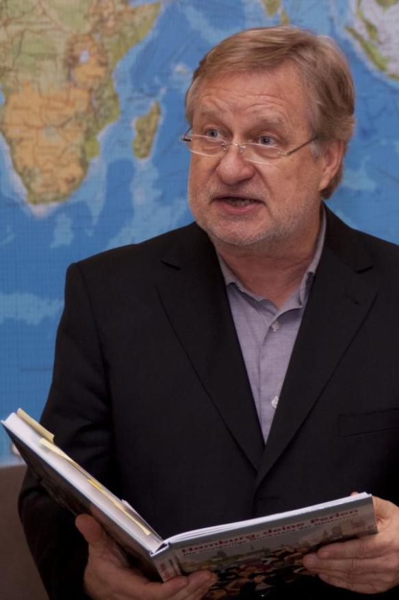 Autor Rau liest aus seinem Werk "Hamburg, deine Perlen"