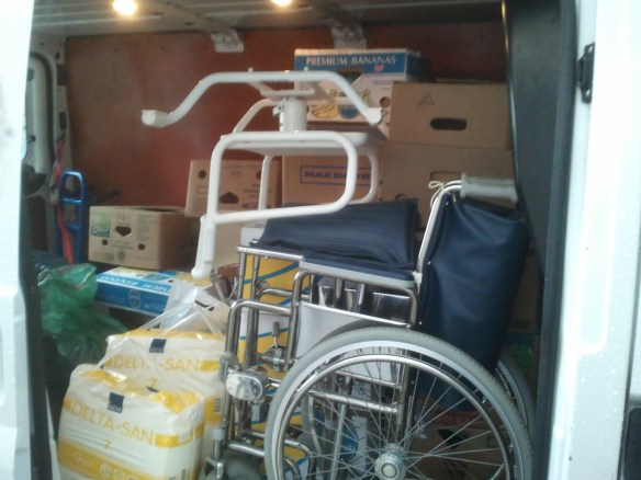 Auto voller Altkleider und medizinischem Bedarf (u.a. Rollstuhl, Badewannensitz etc.) für das Pflegeheim Tabea